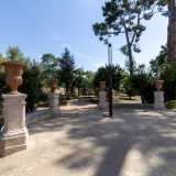 A met� del sentiero vi � una piazzola che conduce all�anfiteatro �di verzure�